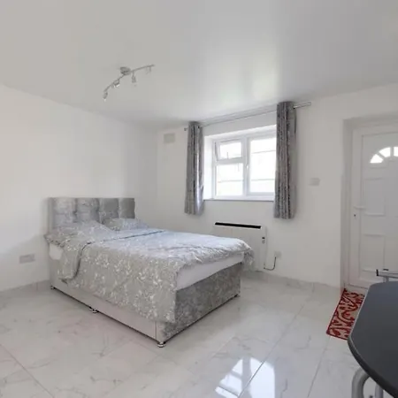 Newly Renovated Cozy Studio In North London Exterior photo