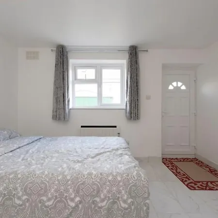 Newly Renovated Cozy Studio In North London Exterior photo