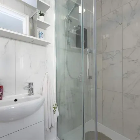 Newly Renovated Cozy Studio In North London Exterior photo